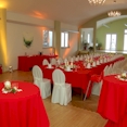 Tischdekoration Hochzeitssaal in Rot